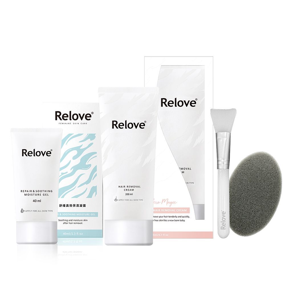 白色背景上的兩支 Relove 護膚品、它們的包裝盒、一個矽膠刷和一個灰色潔面海綿。