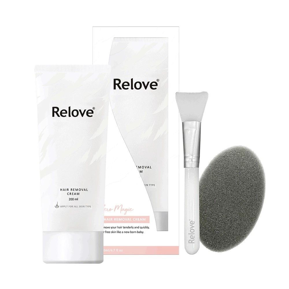 一支白色 Relove 除毛膏(含包裝)、一個白色矽膠塗抹刷和一個灰色海綿。