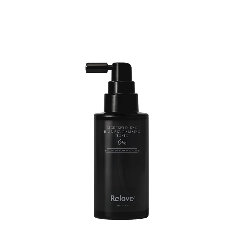 Relove 出品的黑色圓柱形按壓噴霧瓶,中性背景上印有白色文字。