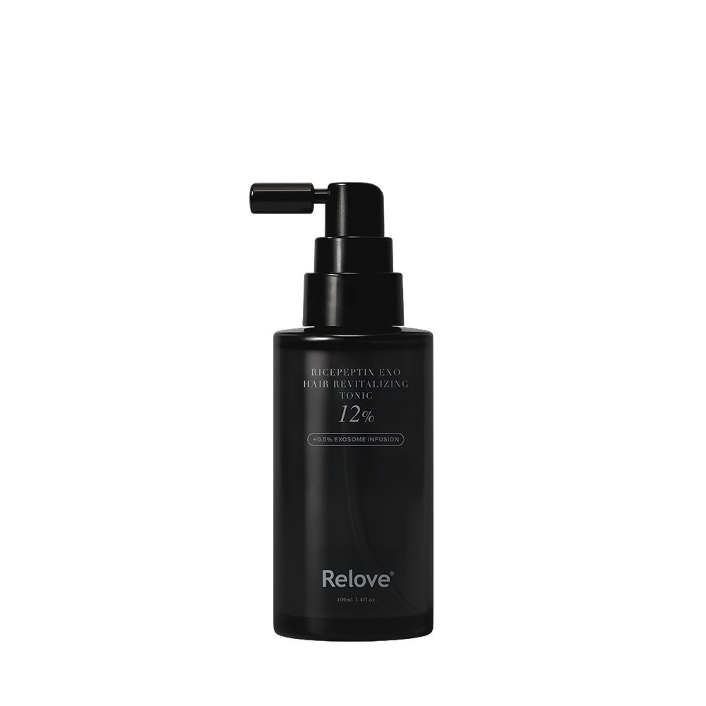 Relove 出品的黑色圓柱形按壓噴霧瓶,中性背景上印有白色文字。