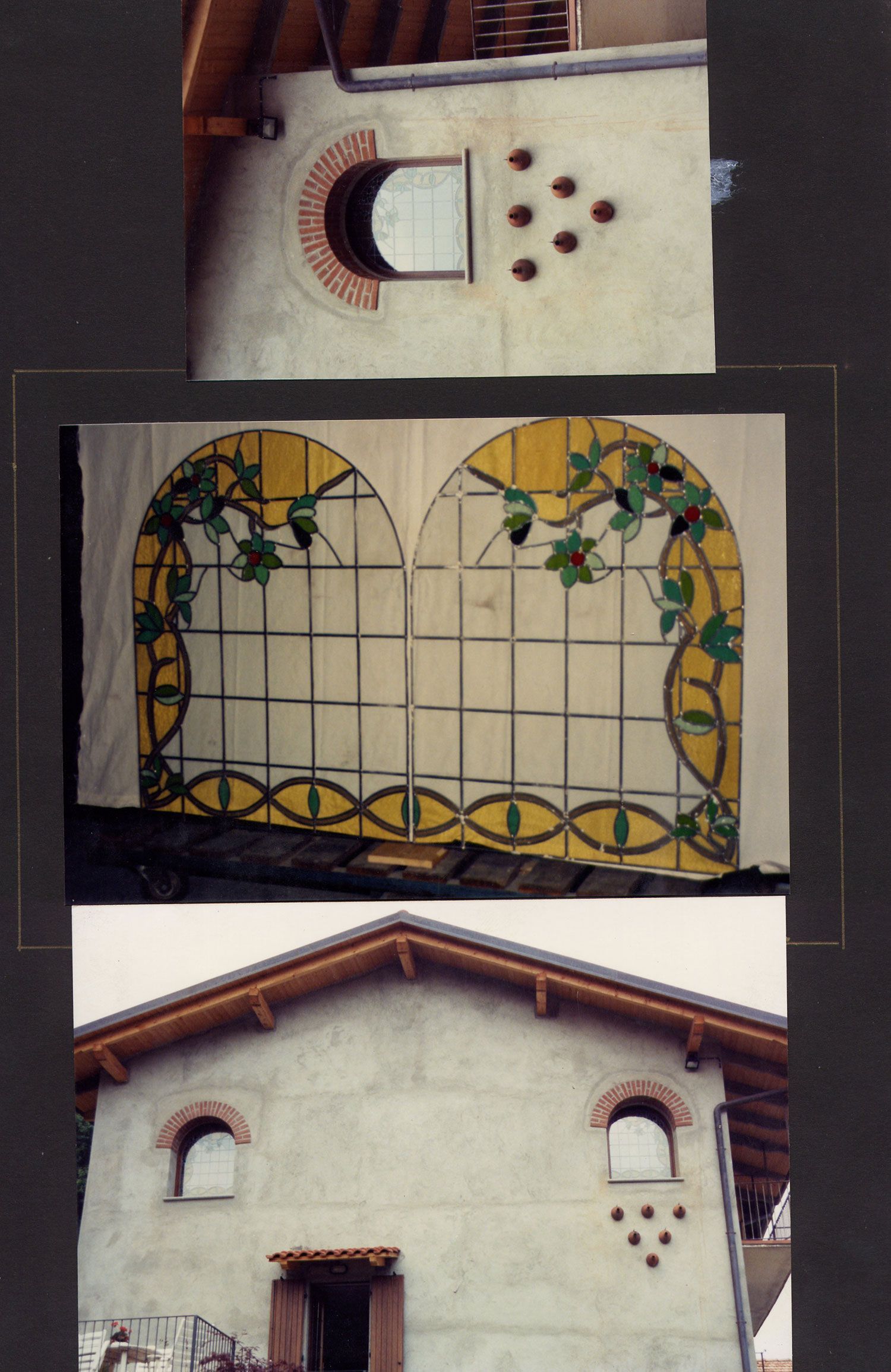 Un edificio con facciata in stucco e finestre ad arco, tra cui una con vetrate colorate.