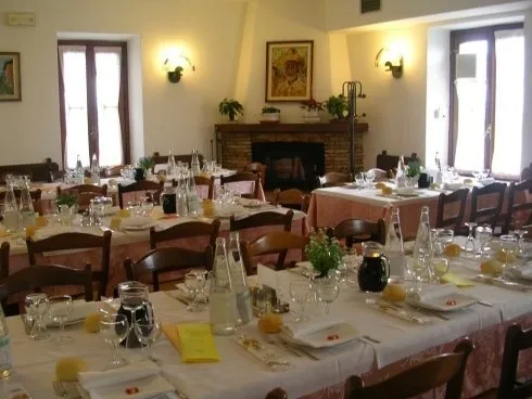 Ristorante con tavoli