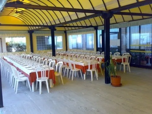 Ristorante con tavoli