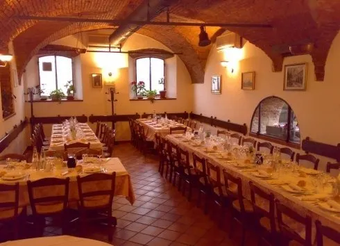 Ristorante con tavoli
