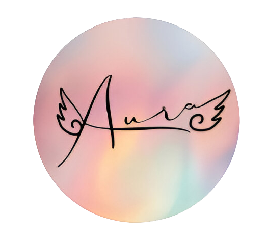 Logotipo de Aura con texto escrito a mano y alas sobre un fondo circular iridiscente en tonos pastel.