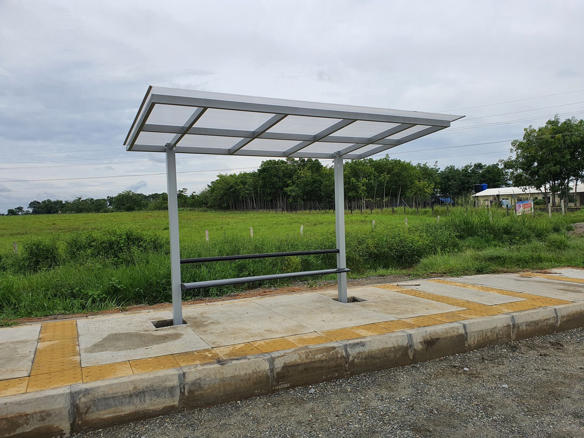 Un colorido parque infantil con toboganes y tubos frente a un edificio.