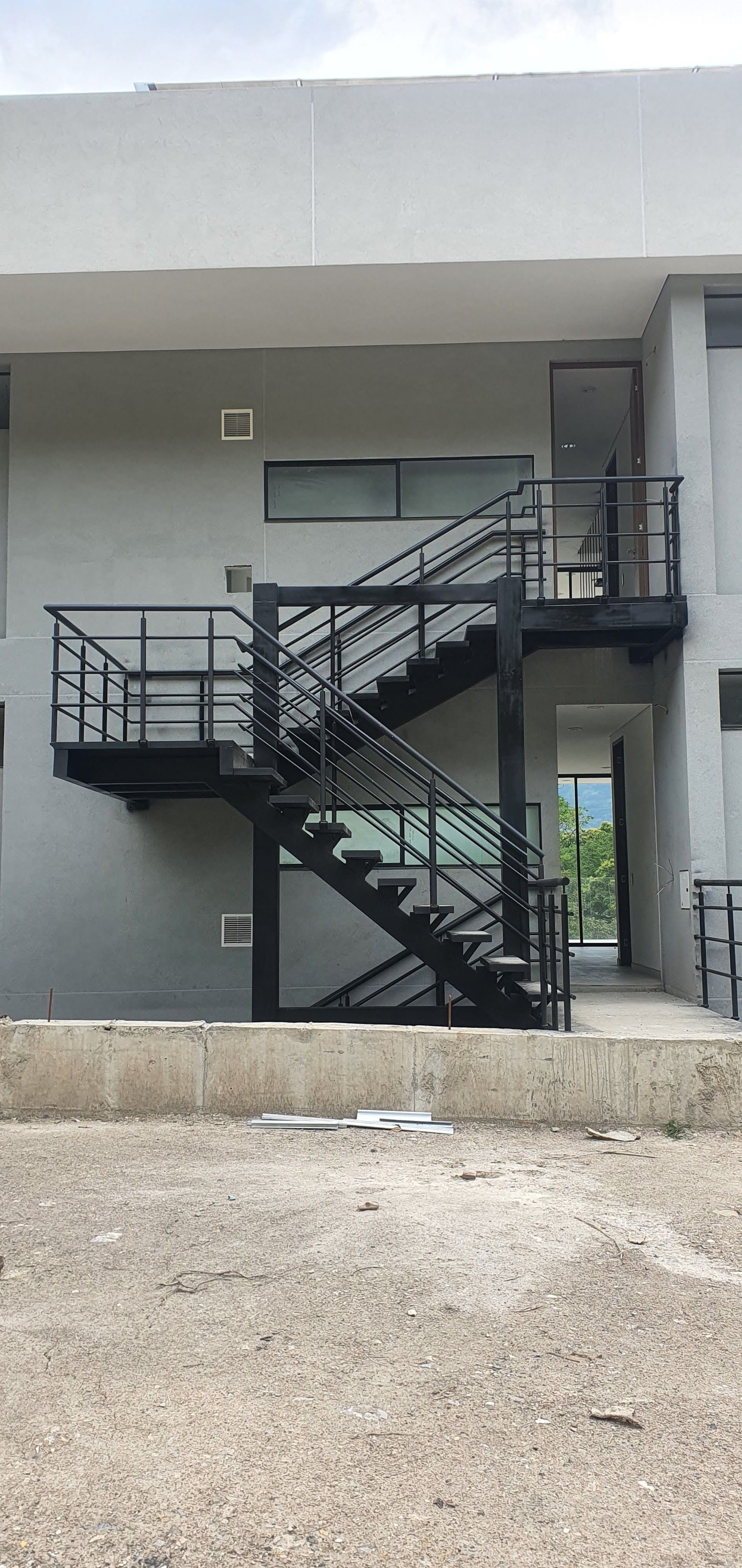 Un colorido parque infantil con tobogán y columpios en un parque.