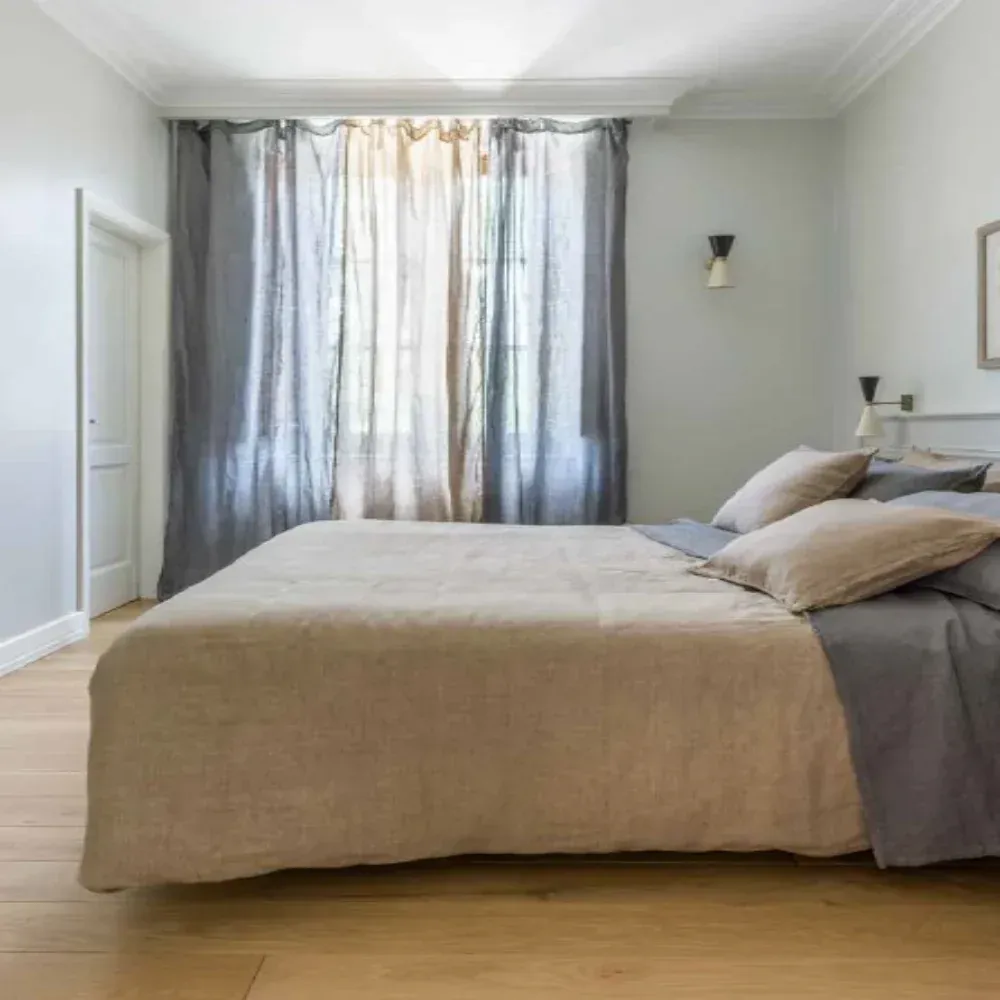 Una camera da letto con un letto, tende e una finestra.