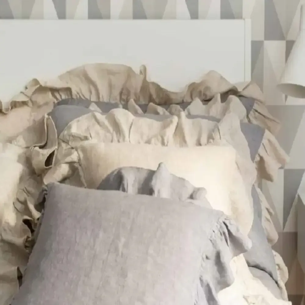 Un letto con un sacco di cuscini sopra
