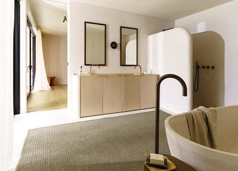 Un bagno con due lavandini e una vasca da bagno