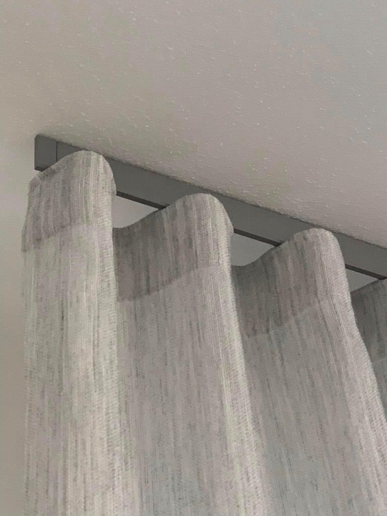 Un primo piano di una tenda appesa al soffitto.