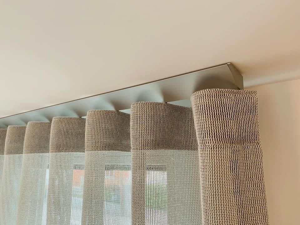 Primo piano di una tenda appesa al soffitto di una stanza.