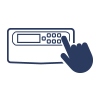 Uma mão está apontando para um controle remoto em um fundo branco.