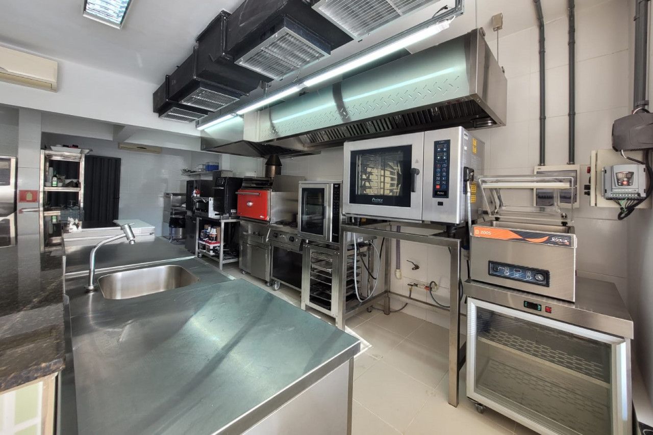 Uma cozinha com eletrodomésticos de aço inoxidável e uma pia.