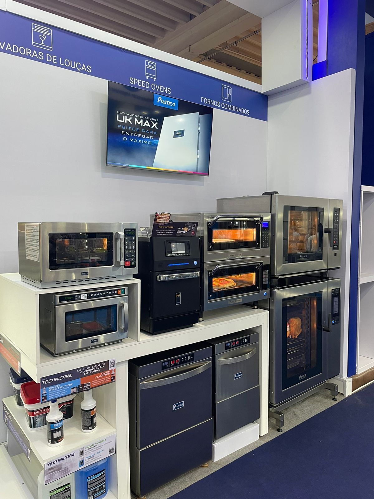 Um showroom repleto de diversos tipos de fornos e micro-ondas.
