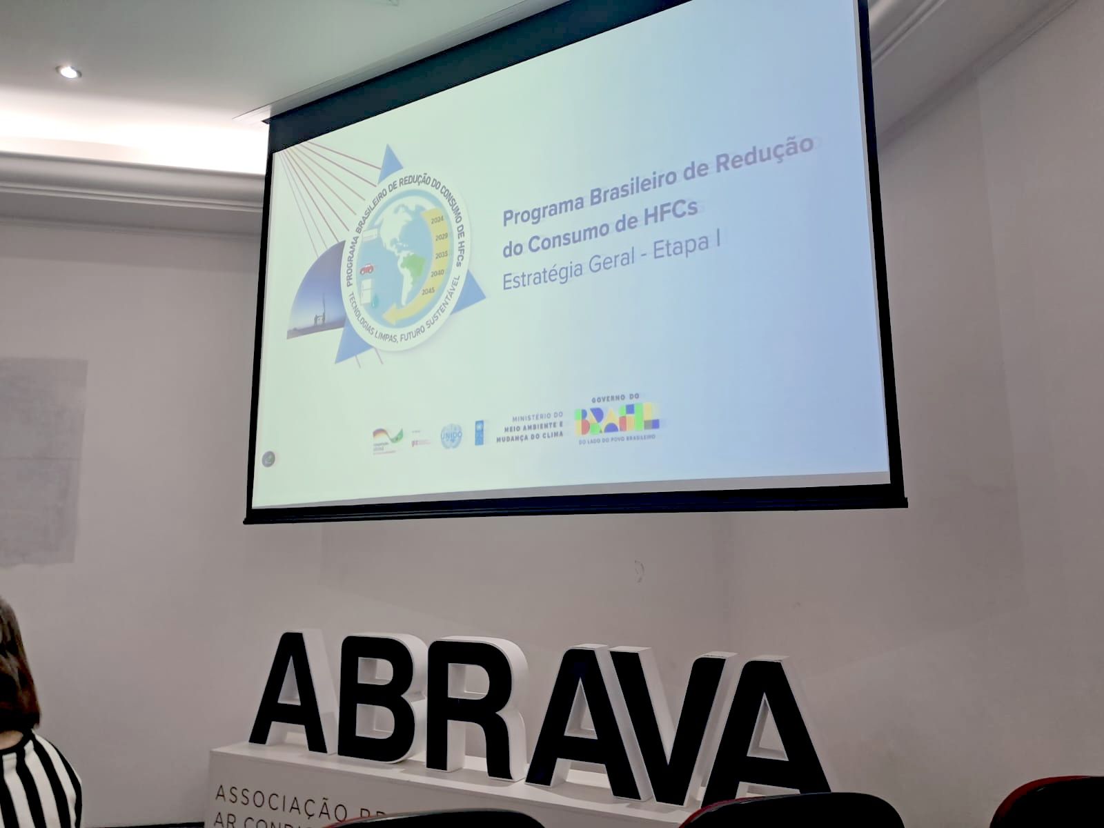 Presentation screen with title in Portuguese: