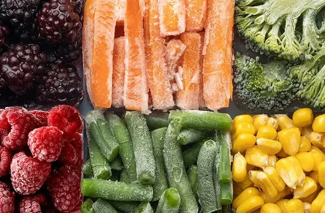 Existem muitos tipos diferentes de vegetais e frutas congelados.