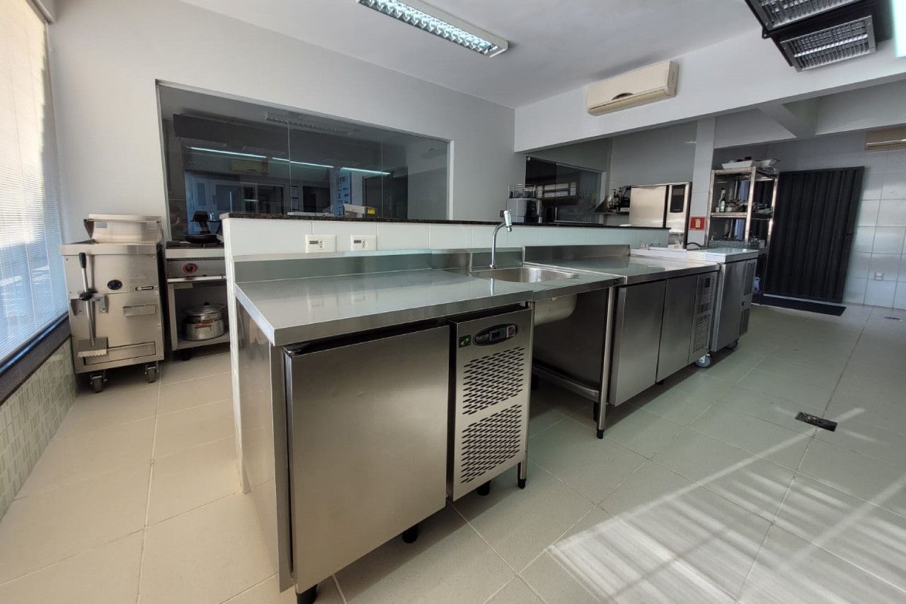 Uma cozinha com eletrodomésticos de aço inoxidável e uma pia.