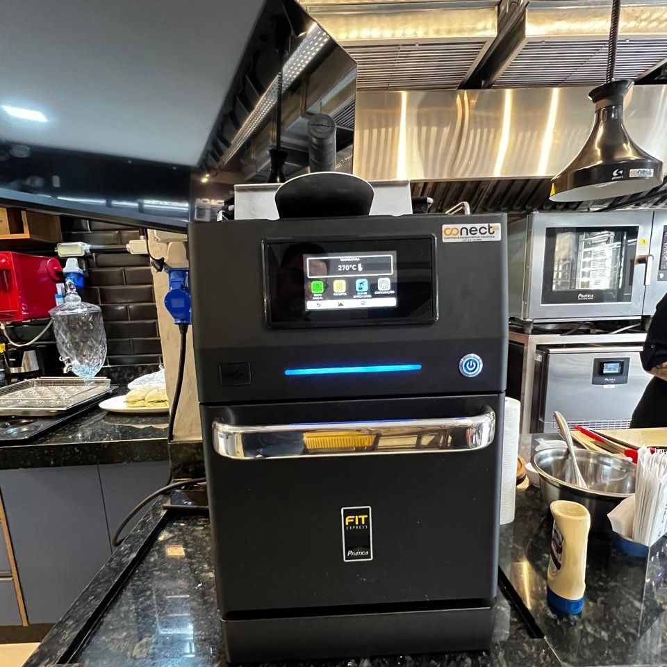 Um forno preto está sobre um balcão de uma cozinha