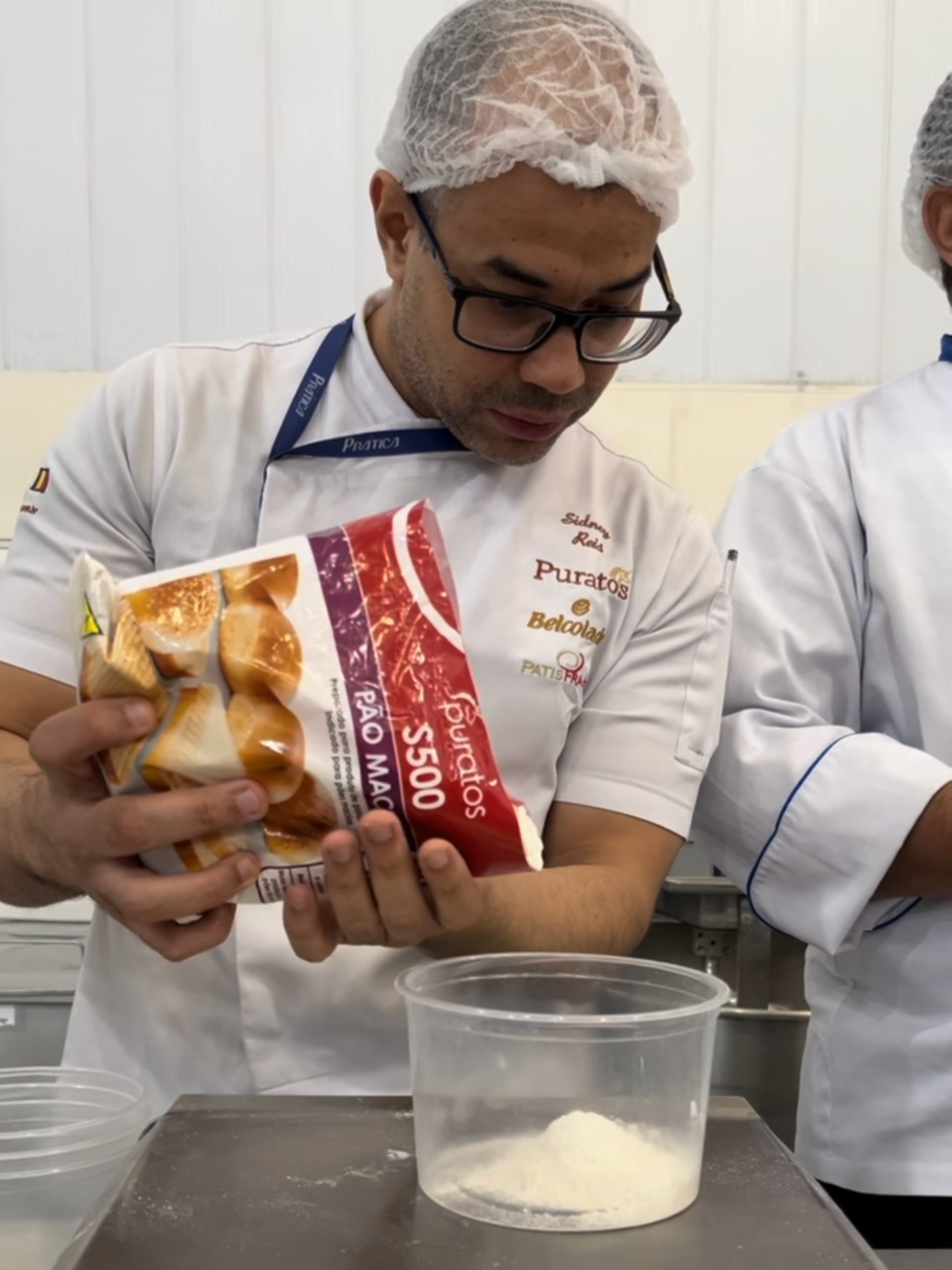 Um homem está segurando uma sacola de comida que diz 500