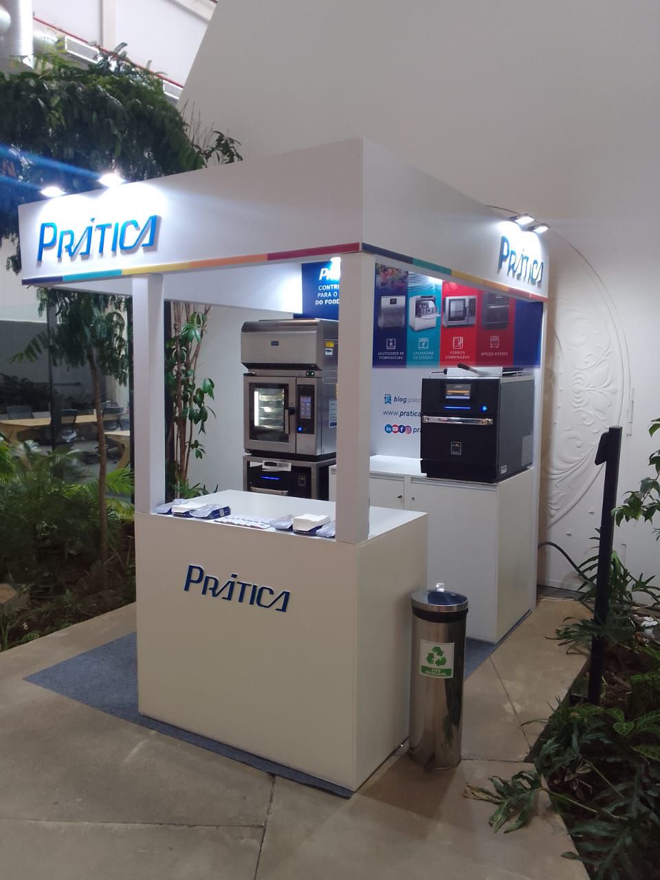 Uma cabine branca com a palavra pratica nela