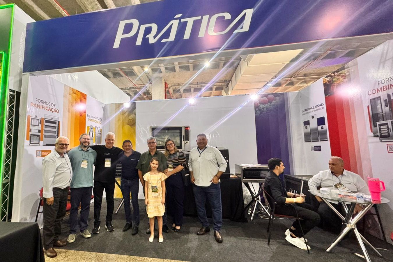 Grupo de pessoas posando no estande da