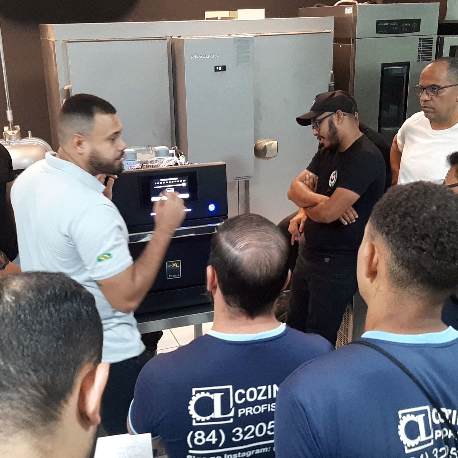 Um homem vestindo uma camisa azul com o número 84 nela