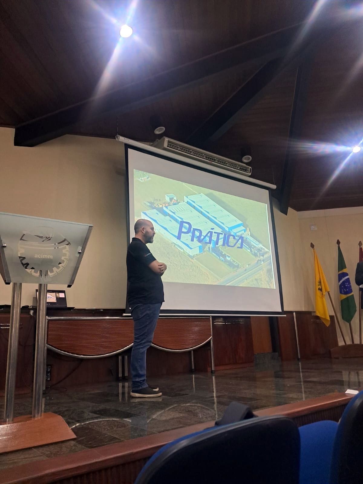 Homem fazendo uma apresentação com 