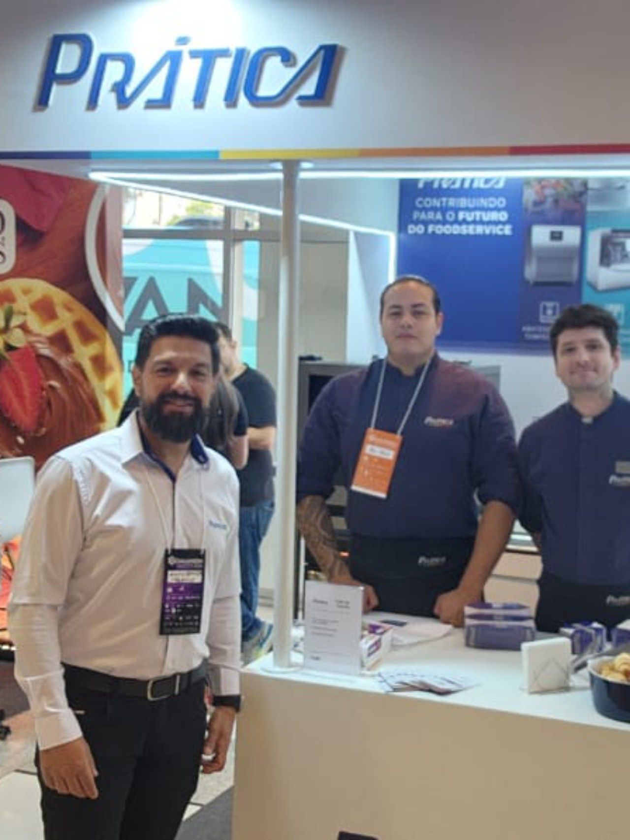 Um grupo de homens em pé na frente de uma placa de prática