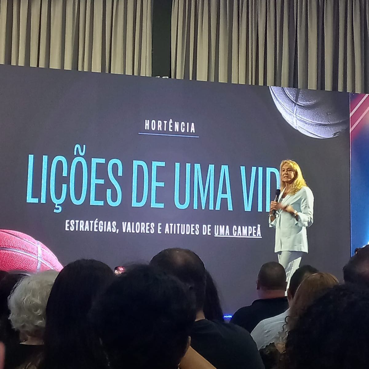 Uma mulher está em frente a uma placa que diz