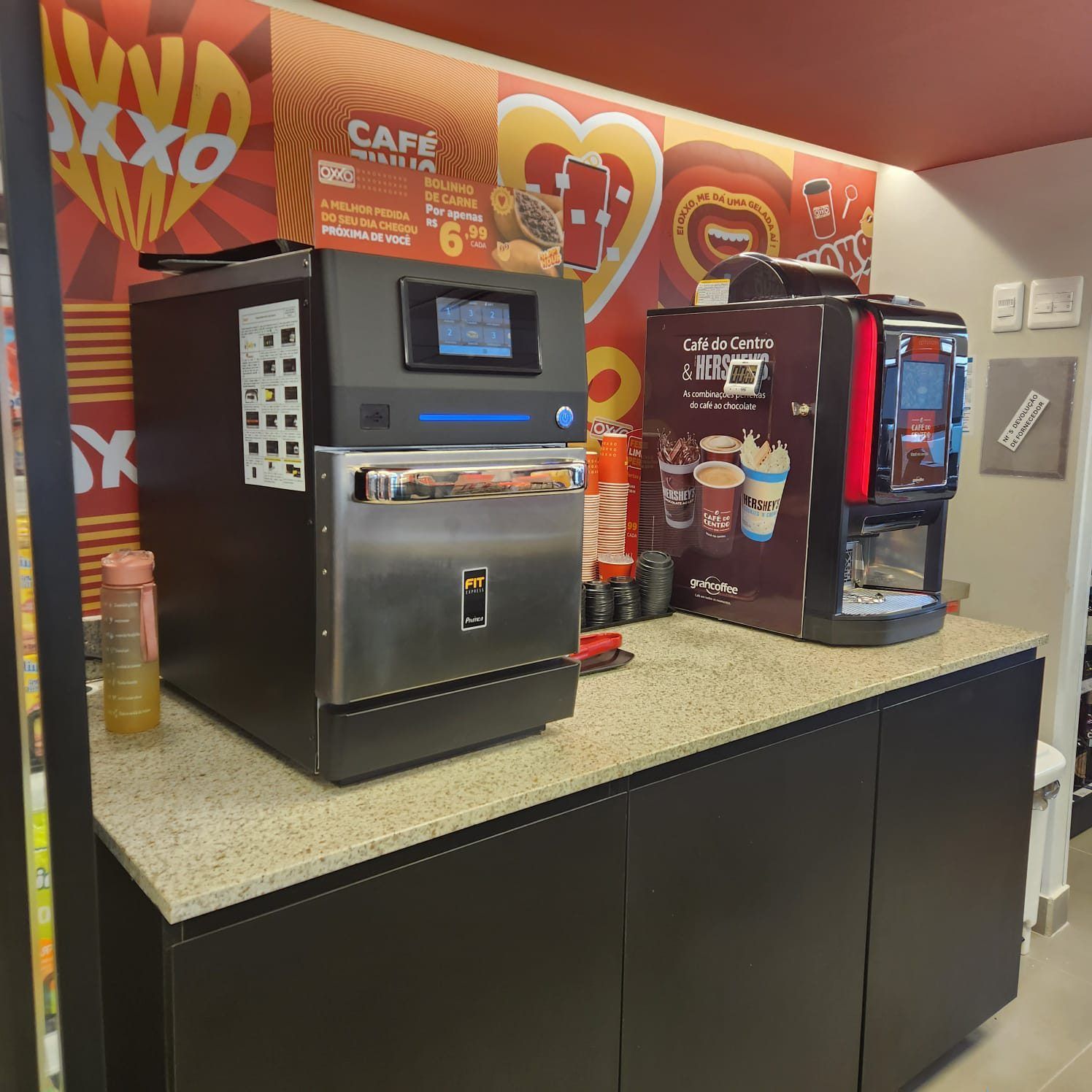 Uma máquina de café com a palavra café nela
