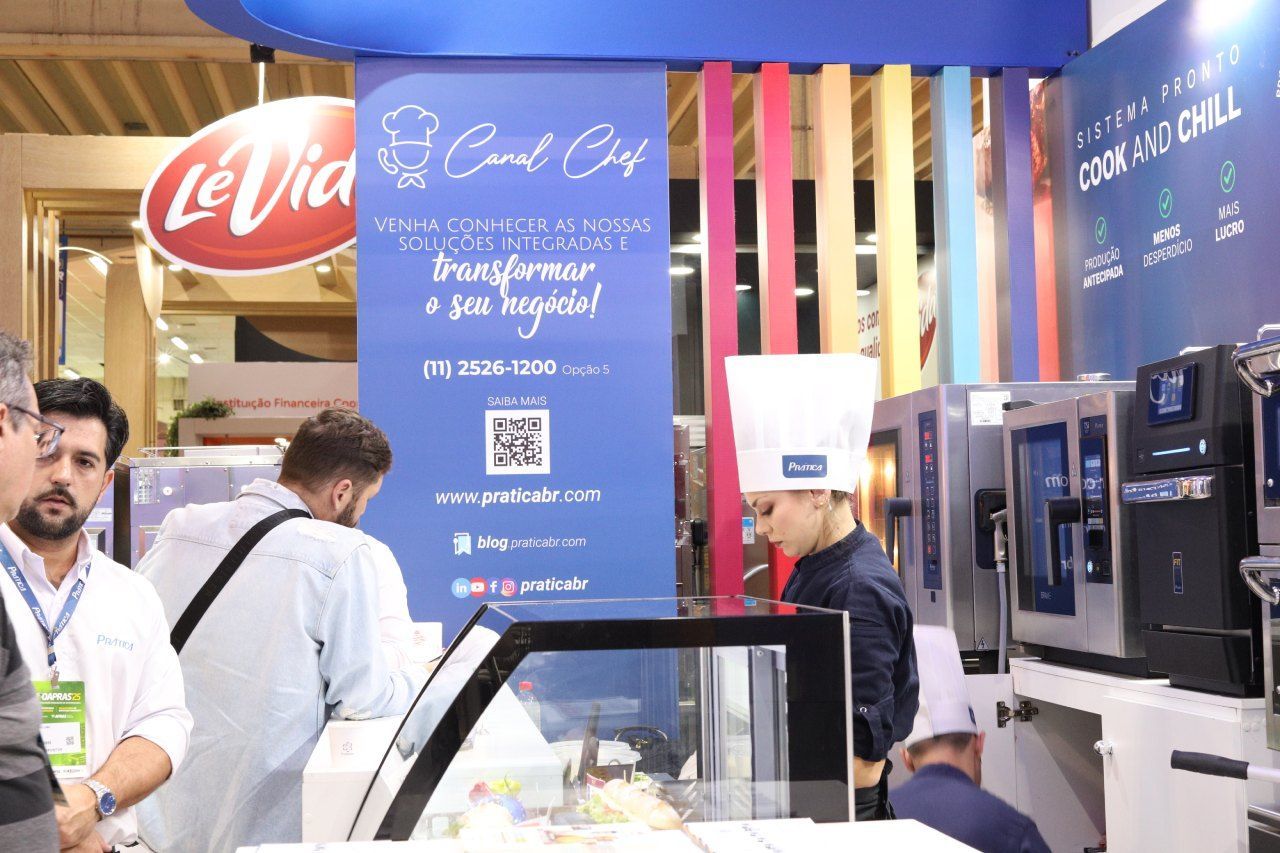 Um grupo de pessoas está em frente a uma placa que diz coral chef.