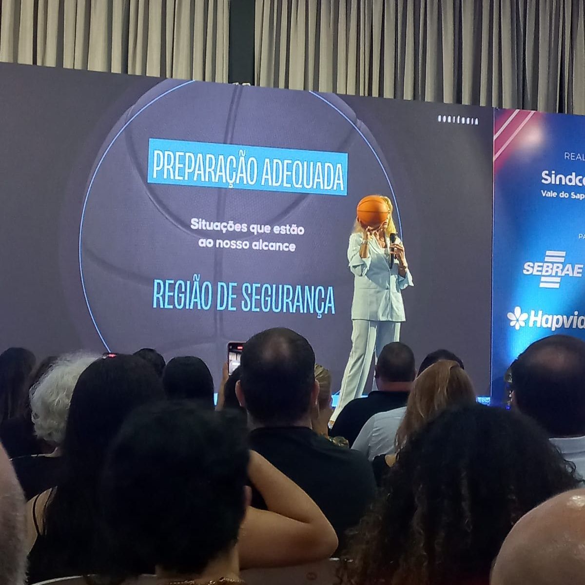 Uma mulher está parada em frente a uma tela que diz preparação adequada
