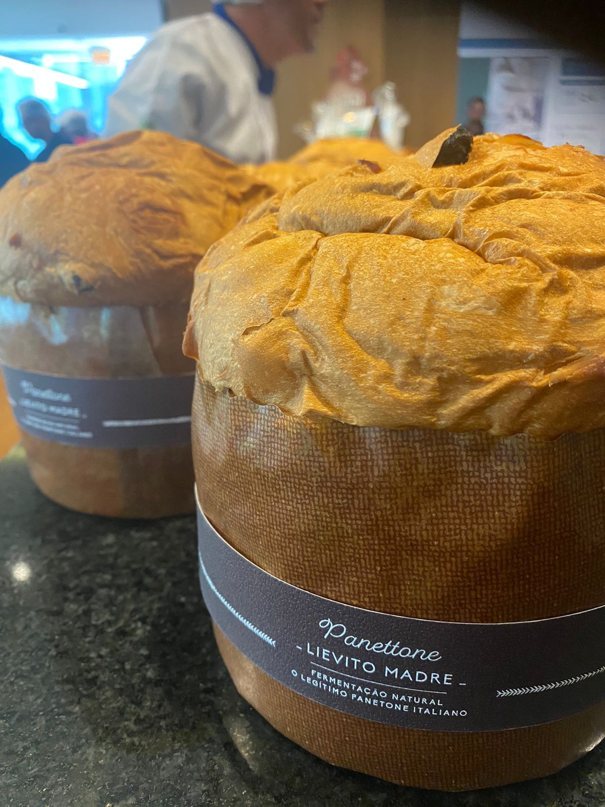 Dois pães estão sobre uma mesa.