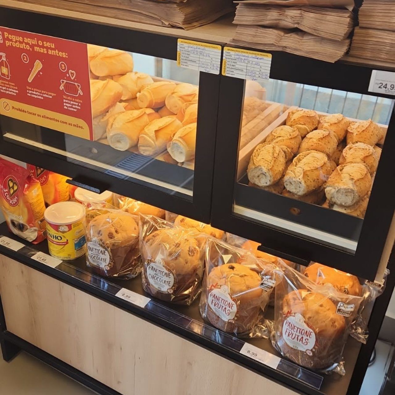 Uma vitrine cheia de uma variedade de pães e doces