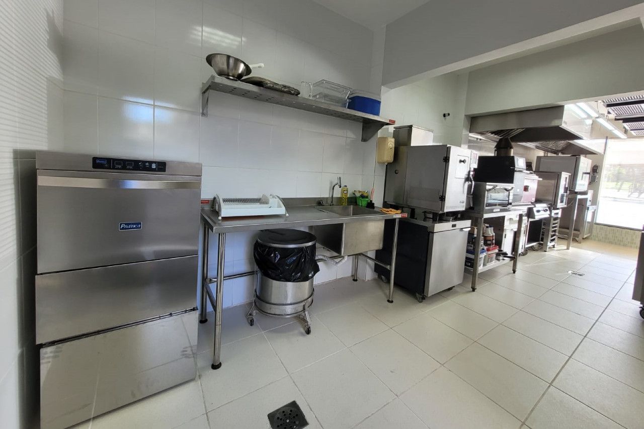 Uma cozinha com eletrodomésticos de aço inoxidável e uma pia.