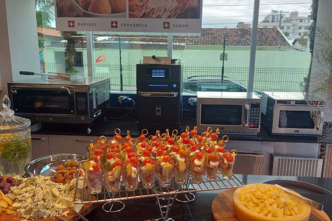 Uma mesa de buffet com uma variedade de comida.