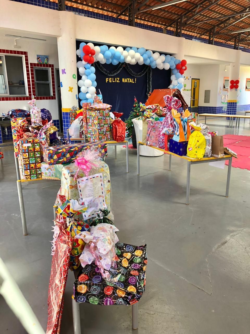 Uma sala cheia de presentes e balões