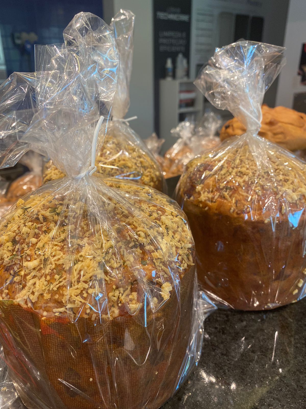 Dois pedaços de pão embrulhados em plástico sobre uma mesa.