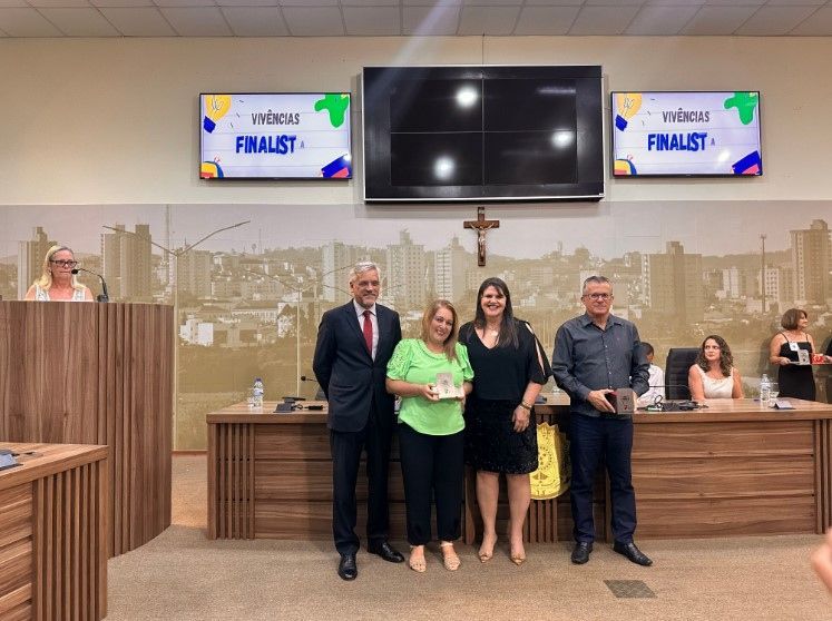 Um grupo de pessoas está posando para uma foto em uma sala.