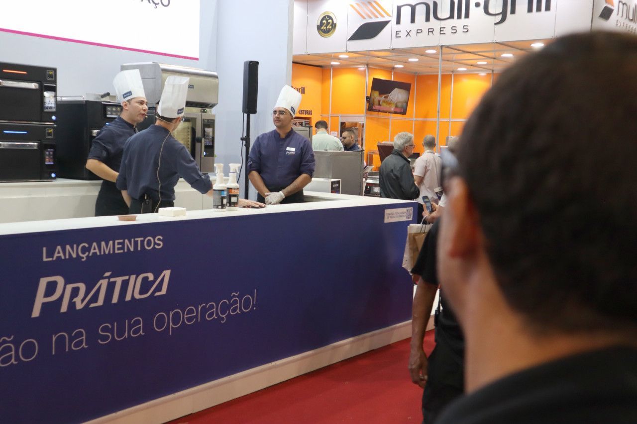 Um homem parado em frente a um balcão que diz pratica