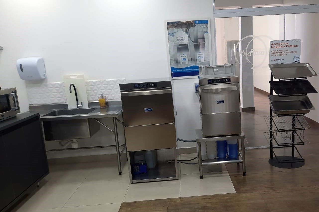 Uma cozinha com uma pia e uma máquina de lavar louça