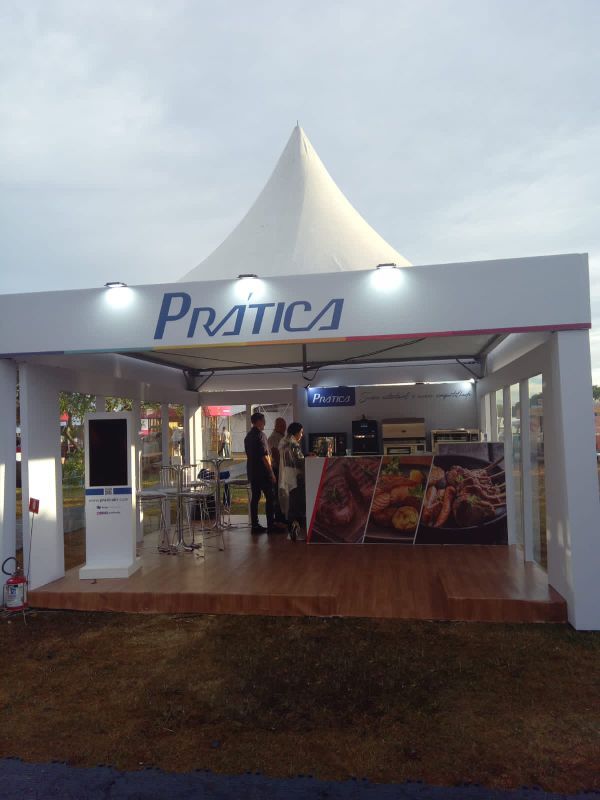 Uma tenda com a palavra pratica nela