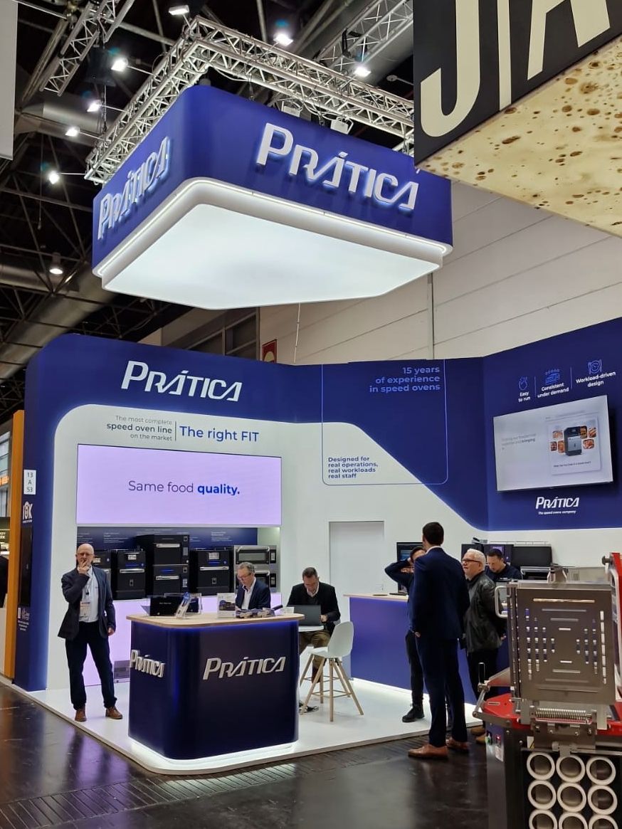 Estande da Prática em uma feira comercial; identidade visual em azul e branco
