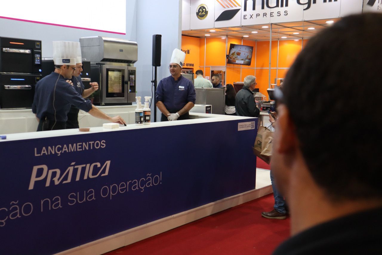Um homem parado em frente a um balcão que diz prática
