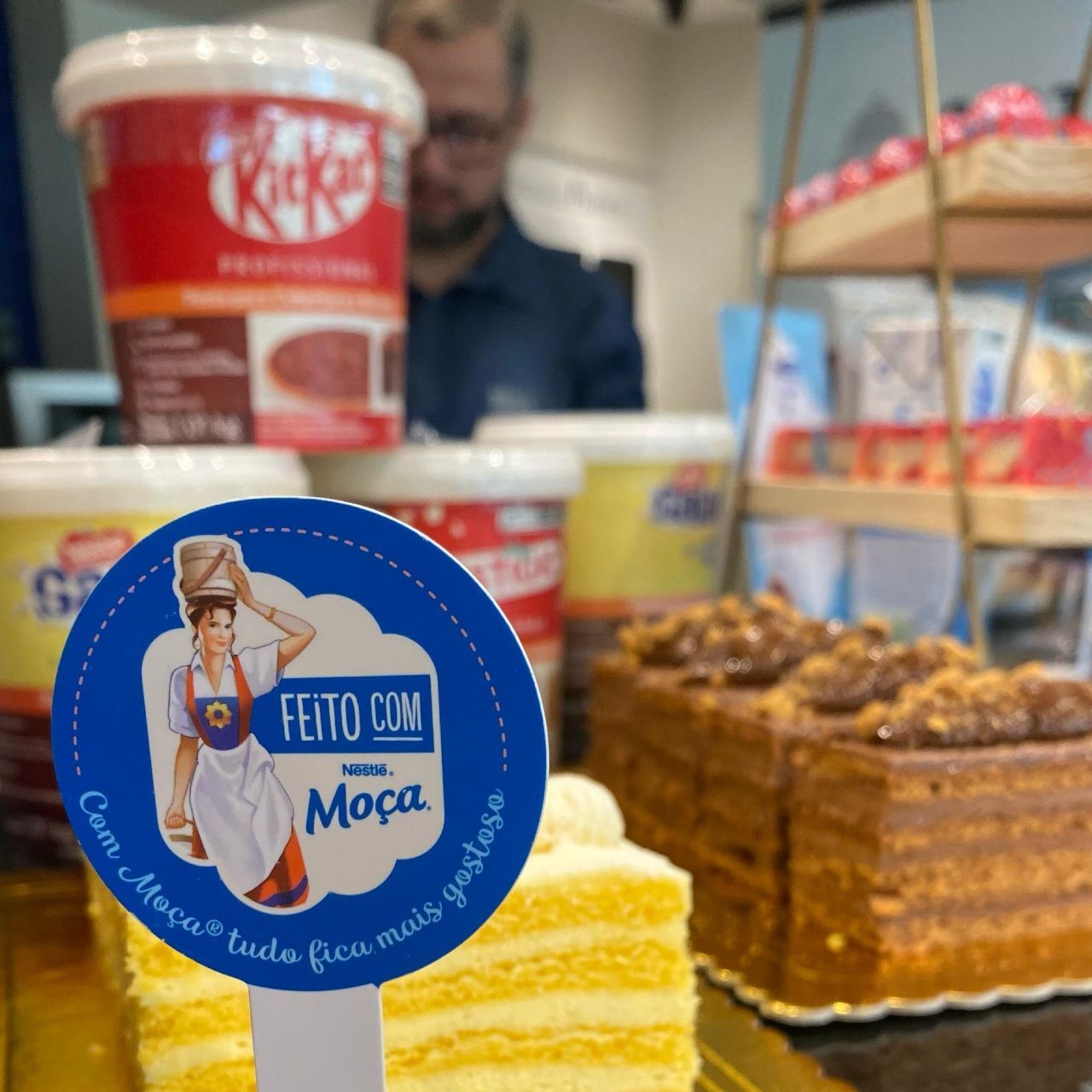A sign that says feito com moça on it
