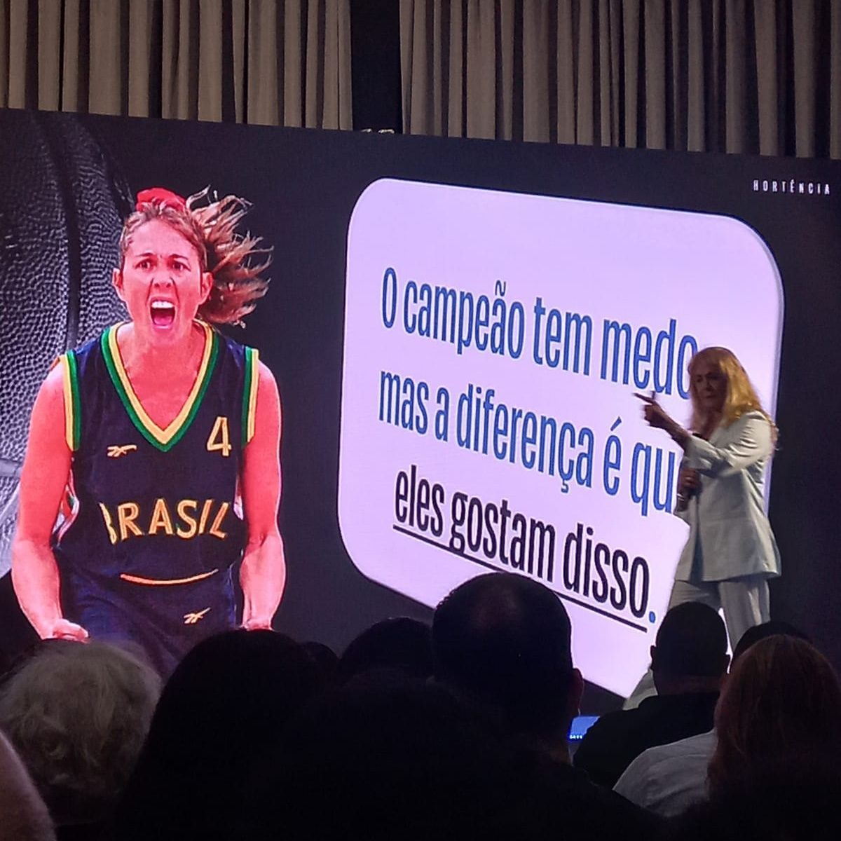 Uma mulher com a camisa do Brasil está fazendo uma apresentação