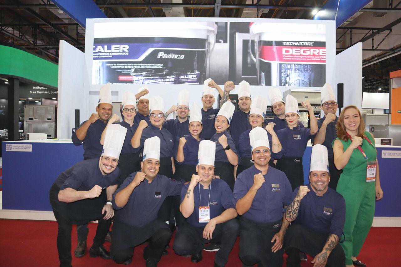 Um grupo de pessoas usando chapéus de chef posando para uma foto.