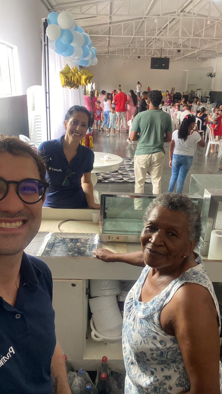 Um homem e uma mulher estão parados um ao lado do outro em uma sala.