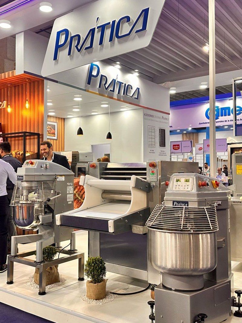 Uma vitrine de padaria com uma placa que diz pratica.